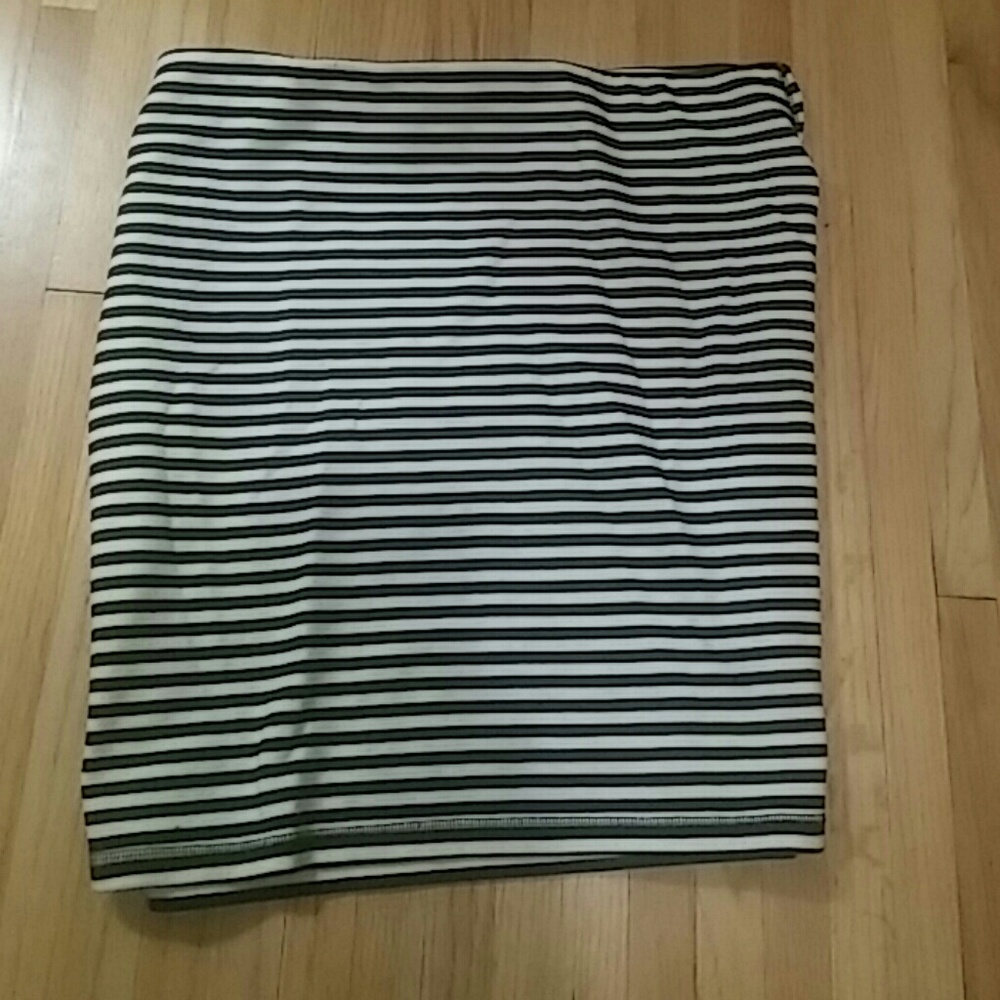 Old Navy Black and white striped Skirt