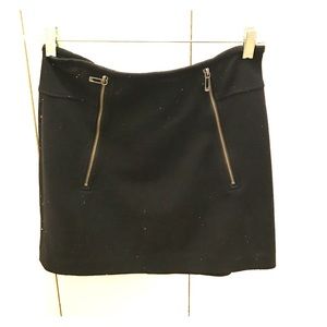 Chic black skirt with zipper detail