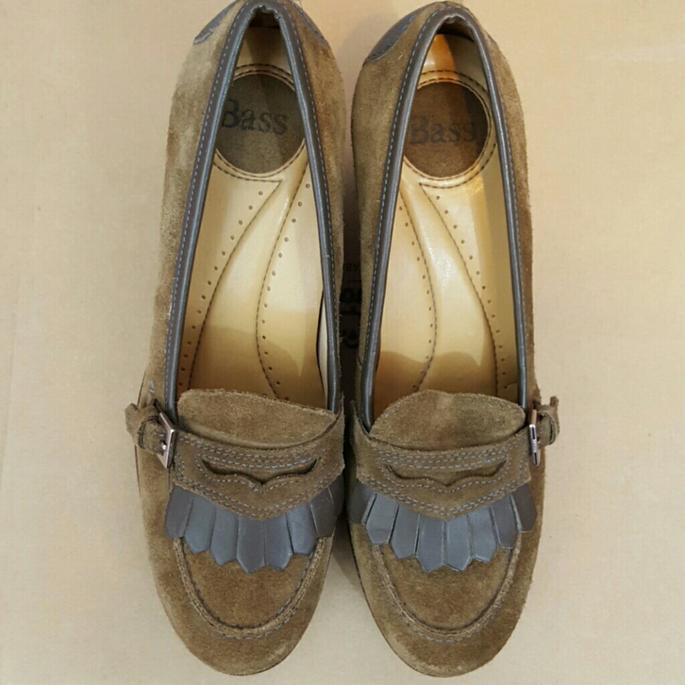 SALE!  Vintage Bass Green Suede Wedges, Size 7M