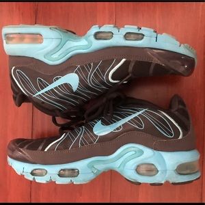 black-and-blue Nike athletic shoes