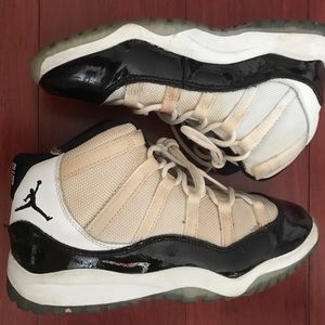 black and white air jordan 11