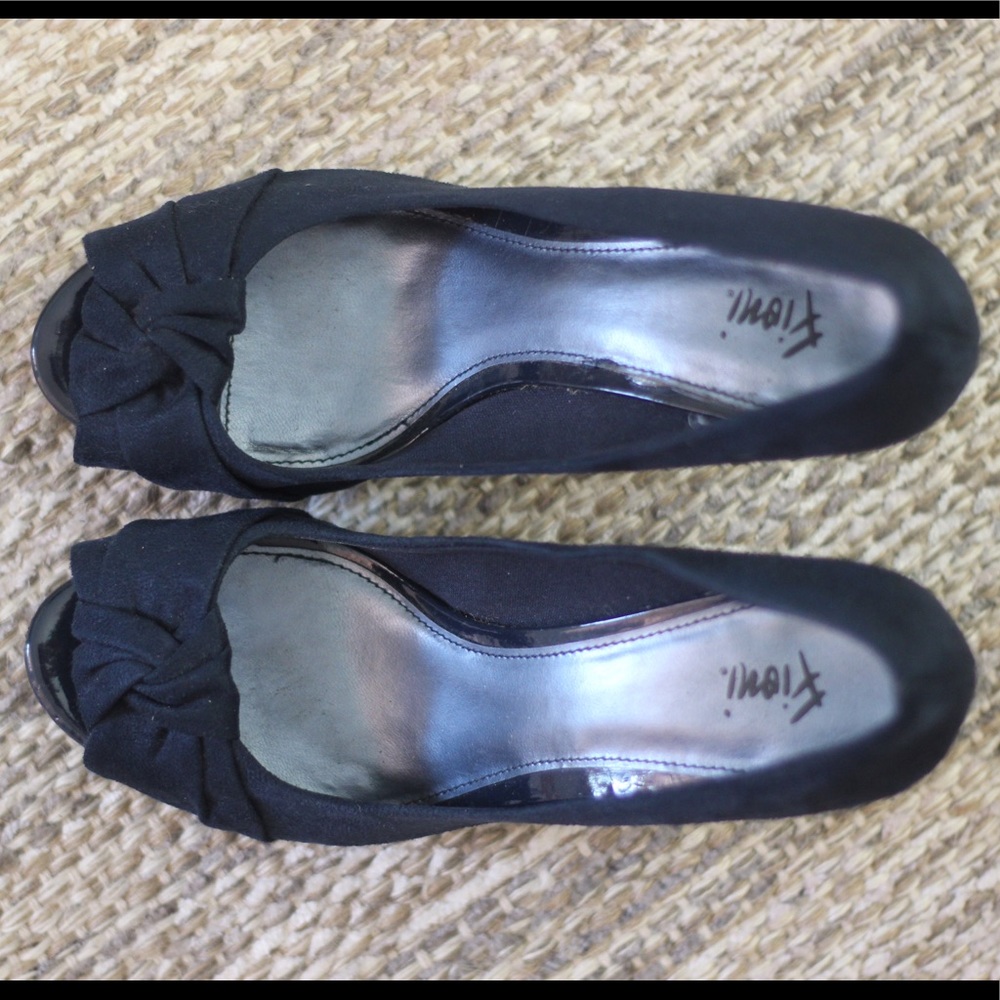 Fioni Navy Blue Heels with Top Knot Accent