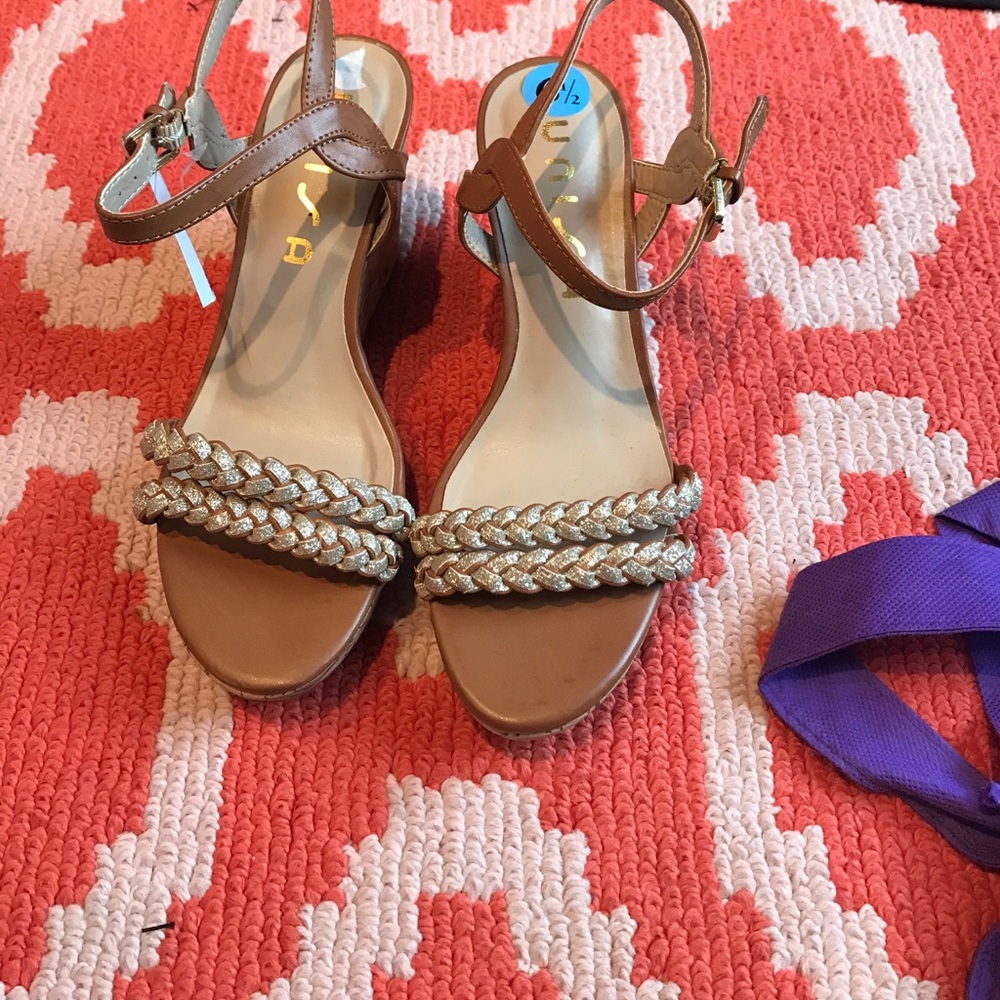 Brown/gold wedges