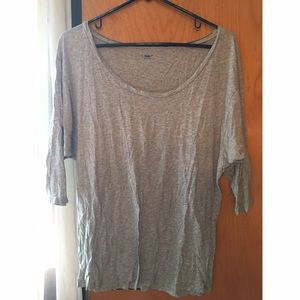3/4 Length sleeve gray top.