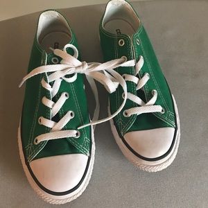 Youth converse size 3