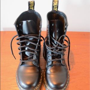 Black Dr. Martens 1460 smooth - almost new, size 5