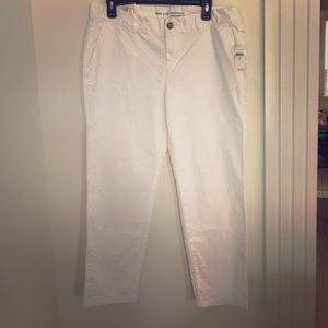 Brand-new Gap white Girlfriend Khaki Capri size 10