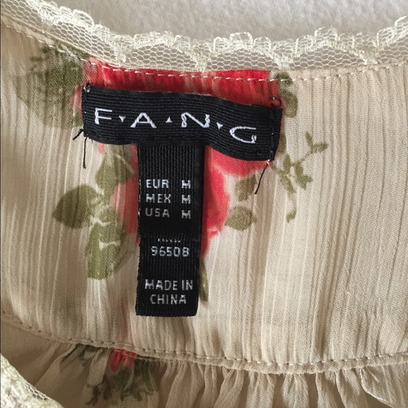 Long Dainty Floral Top 🌹 - Picture 3 of 3