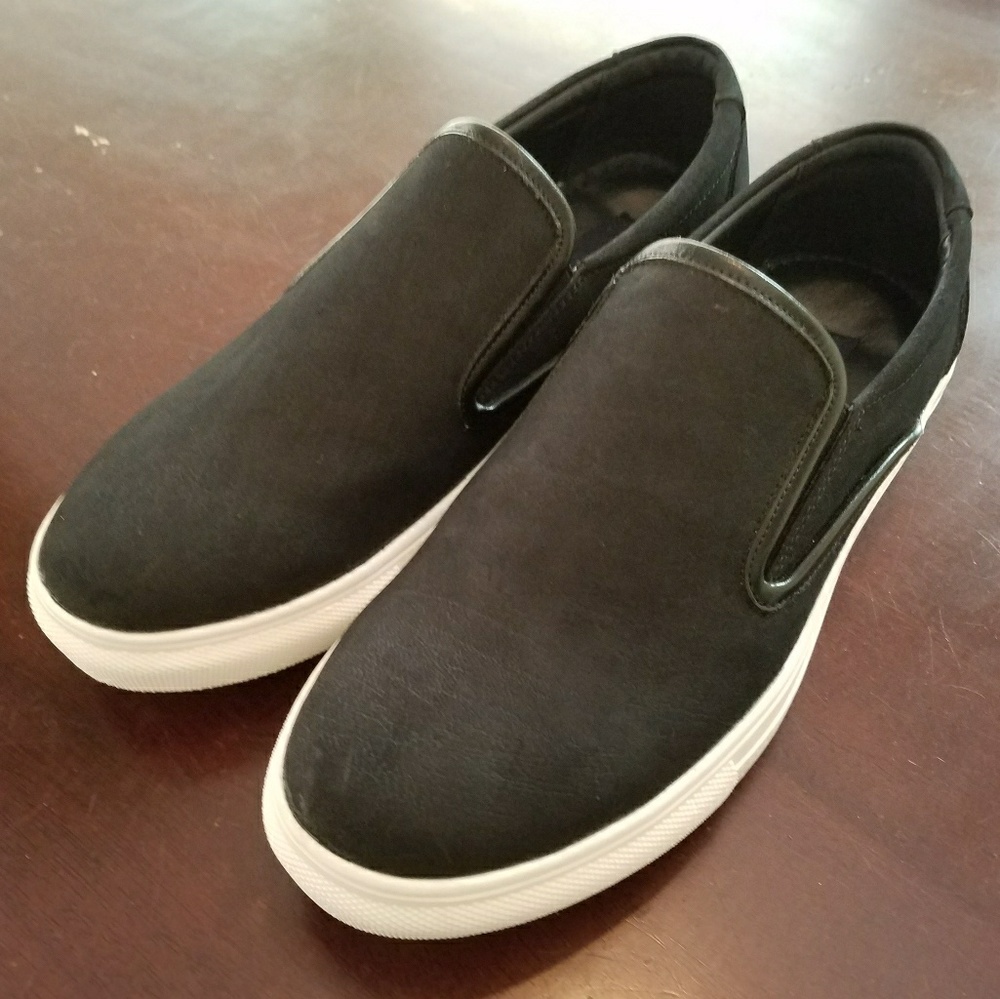 Black slip-on leather sneaker