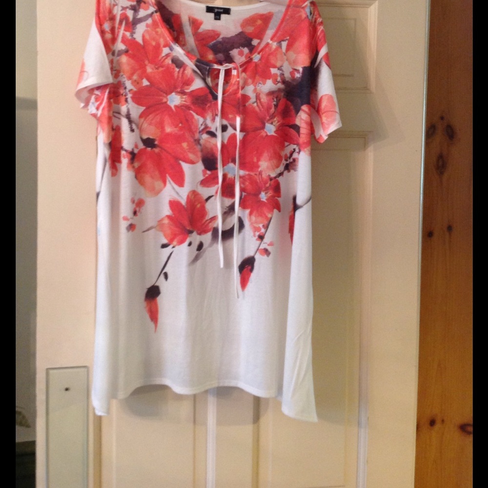 NWOT pretty print tee with tie