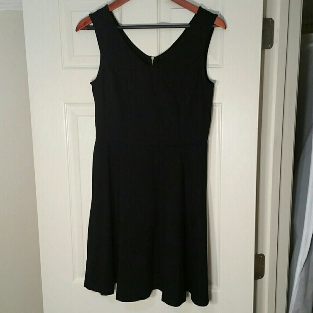 Black v neck dress