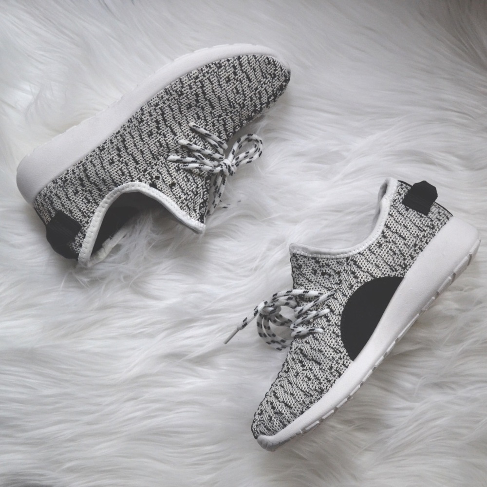 Flyknit Sneakers - Picture 2 of 4