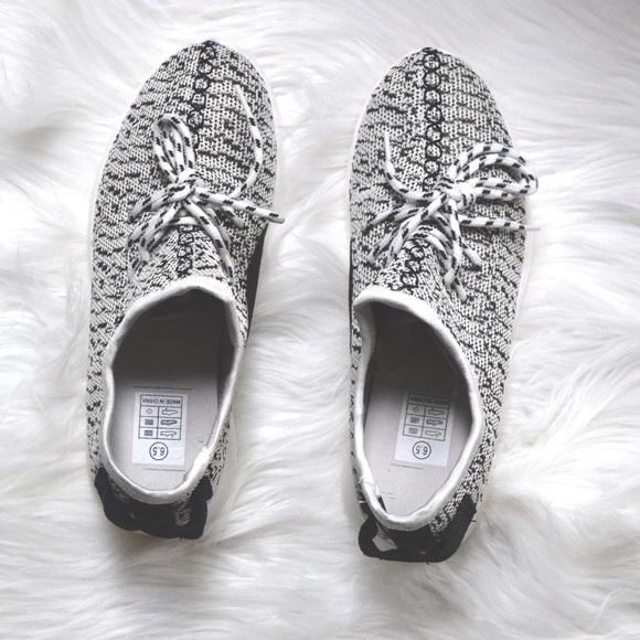 Flyknit Sneakers - Picture 3 of 4