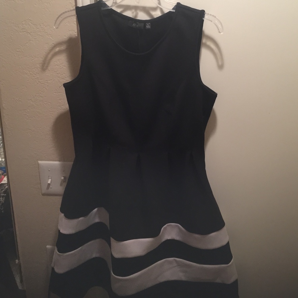 Apt 9 fit and flare dress blk and white