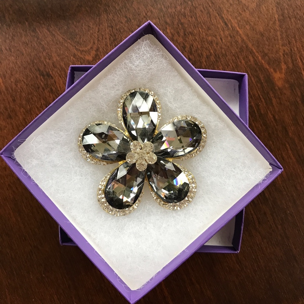 Brown and White stone brooch.
