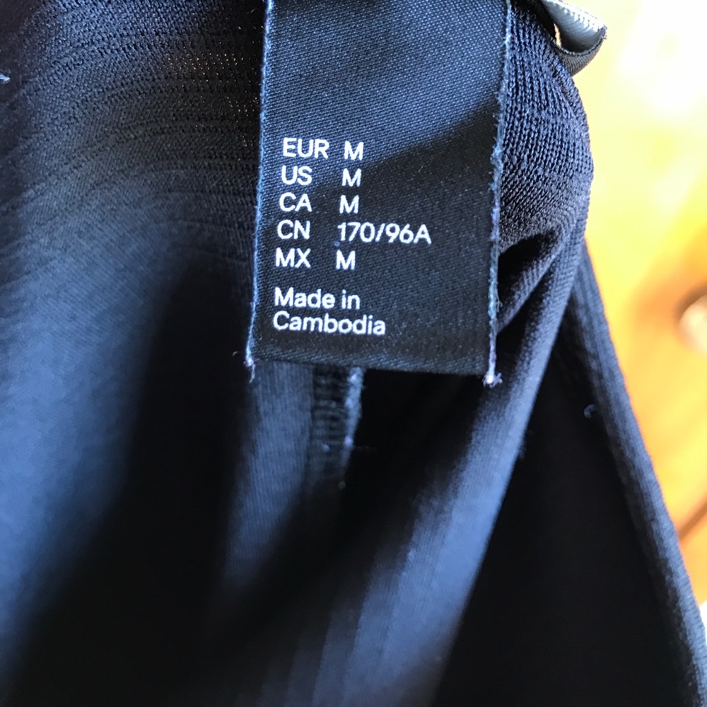 Form-fitting LBD - Picture 4 of 4