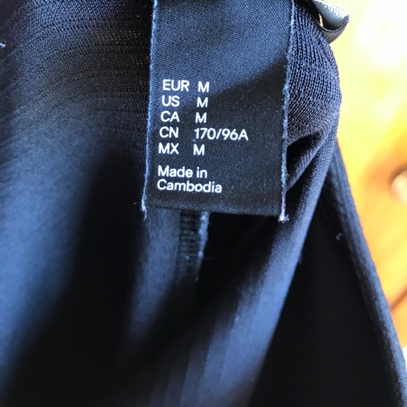 Form-fitting LBD - Picture 4 of 4