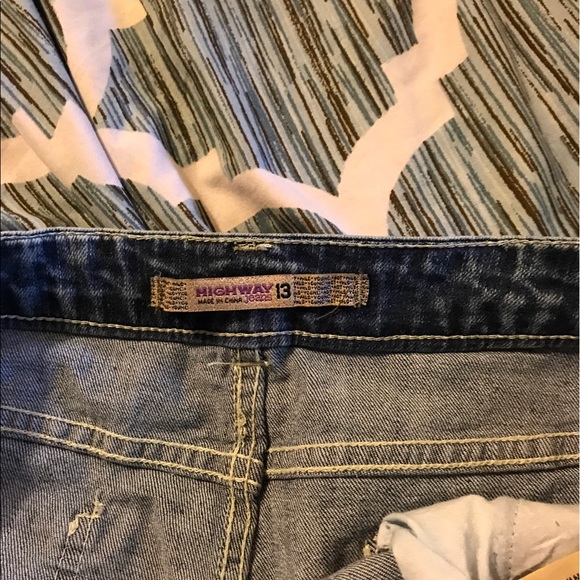 Women's short shorts - Picture 3 of 3