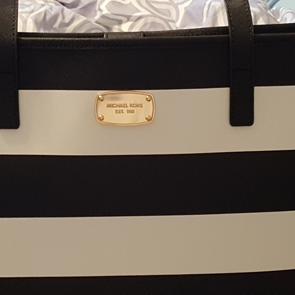 Large tote Micheal Kors bag.