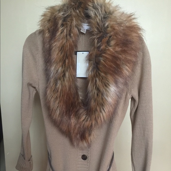 Michael Kors Sweater with fur collar. - Picture 2 of 7