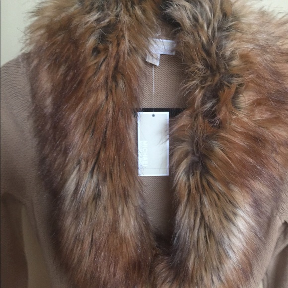 Michael Kors Sweater with fur collar. - Picture 3 of 7