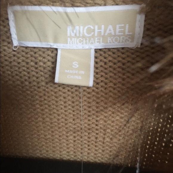 Michael Kors Sweater with fur collar. - Picture 6 of 7
