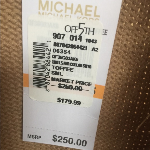 Michael Kors Sweater with fur collar. - Picture 7 of 7