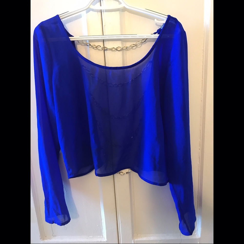 Long sleeve cropped shirt with chains on the back
