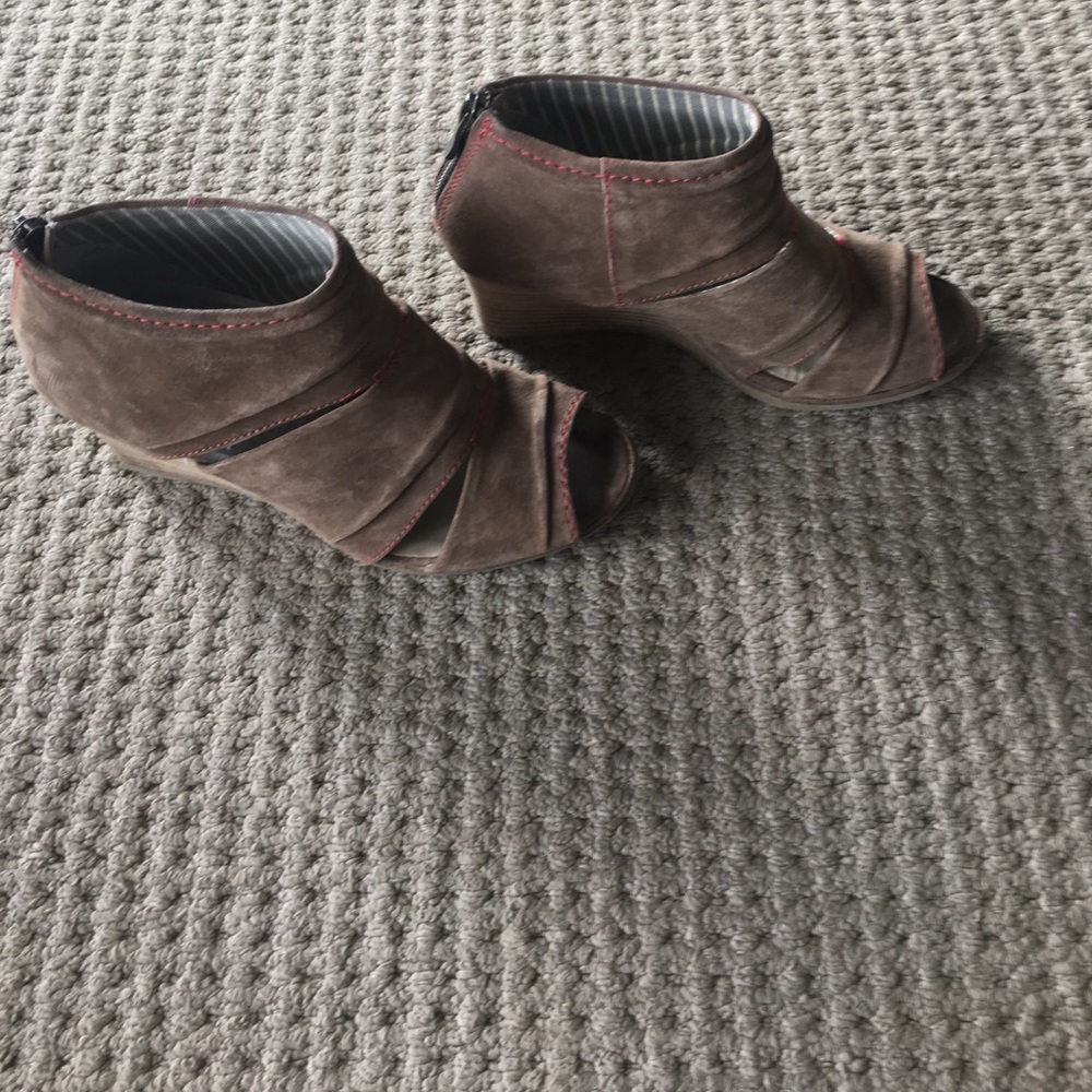 Hush puppy size 7.5 peep toe wedges