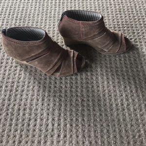 Hush puppy size 7.5 peep toe wedges