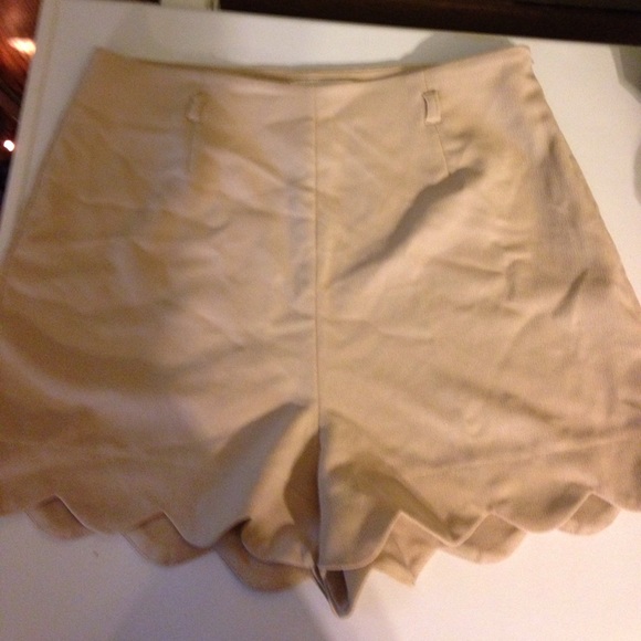 Monteau Pants - Monteau cute scalloped hem shorts. Sz L