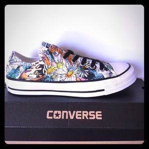 🚨1•DAY•SALE🚨 Converse Chuck Rebel Print!!!