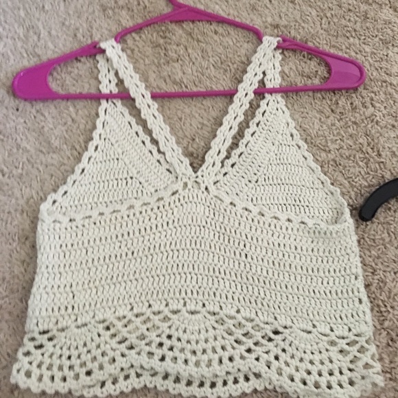 Adorable crochet top crosses in back worn once - Picture 3 of 5