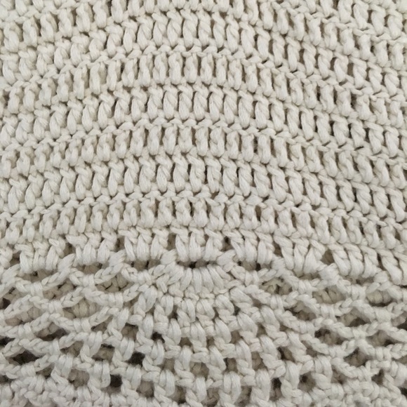 Adorable crochet top crosses in back worn once - Picture 4 of 5