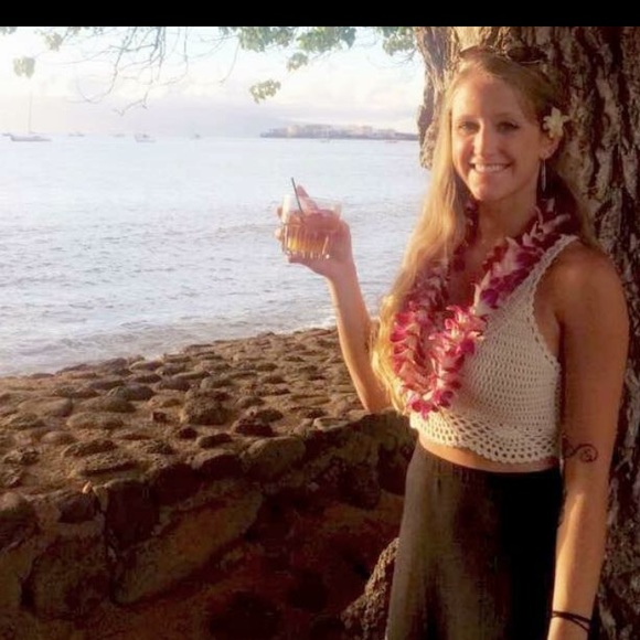 Adorable crochet top crosses in back worn once - Picture 5 of 5