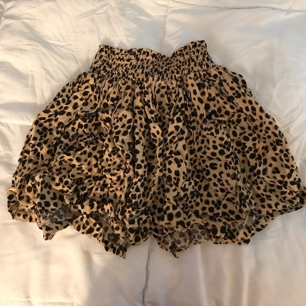 Stretchy, leopard mini skirt