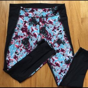 ⭐️⭐️Under Armor Yoga Pants⭐️⭐️