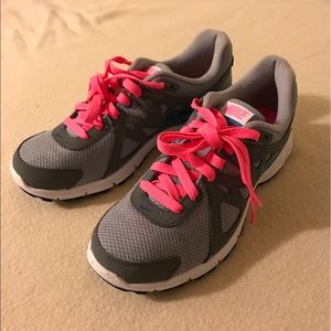 Nike- woman's sneaker 7.5. Grey/pink