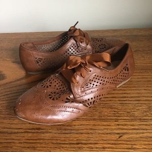 Eyelet cut spring flats
