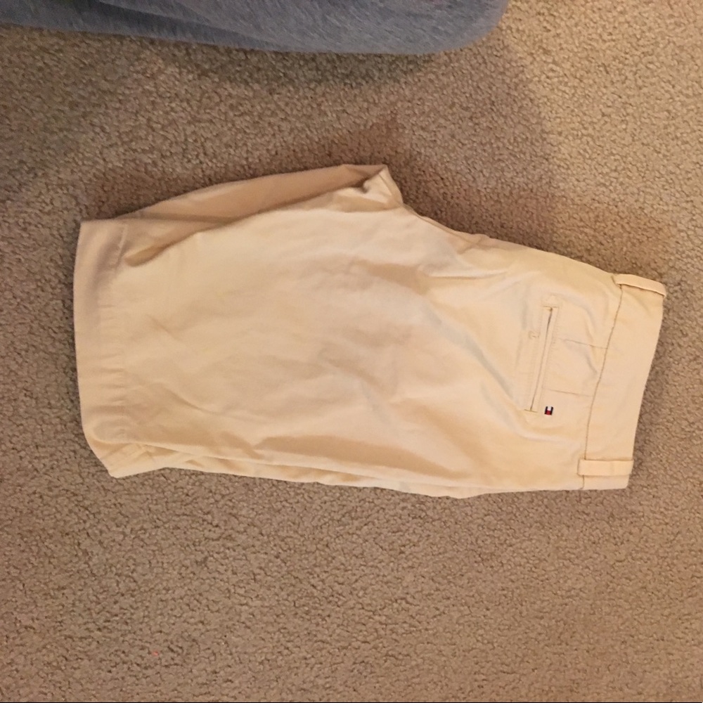 Tommy Hilfiger Size 6 Tan/Creme Bermuda Shorts