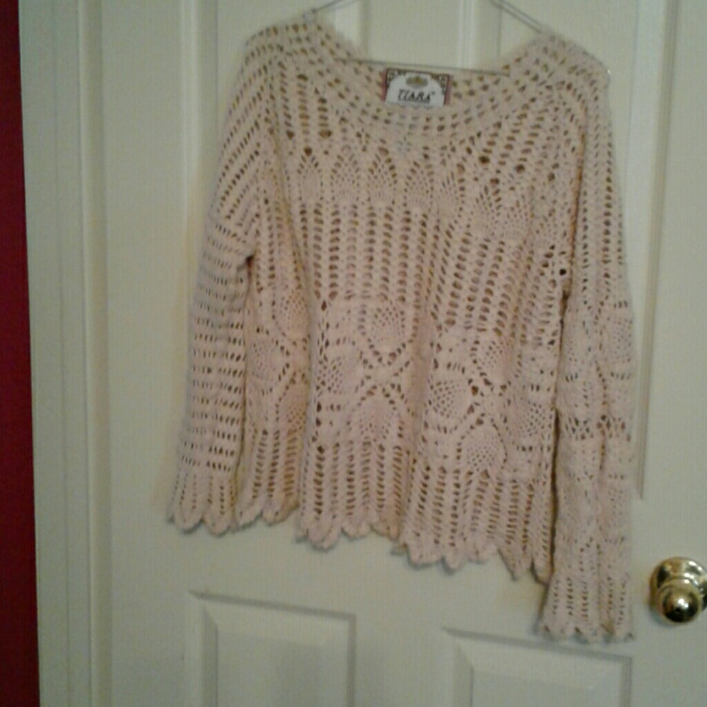 "Tierra" crochet top M/L No pulls, snags.