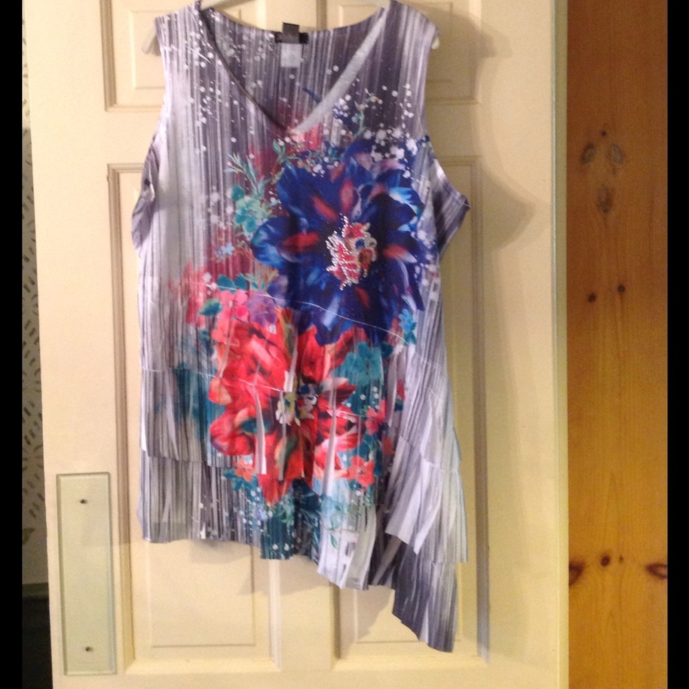 NWOT 1x pretty Carole Little tee