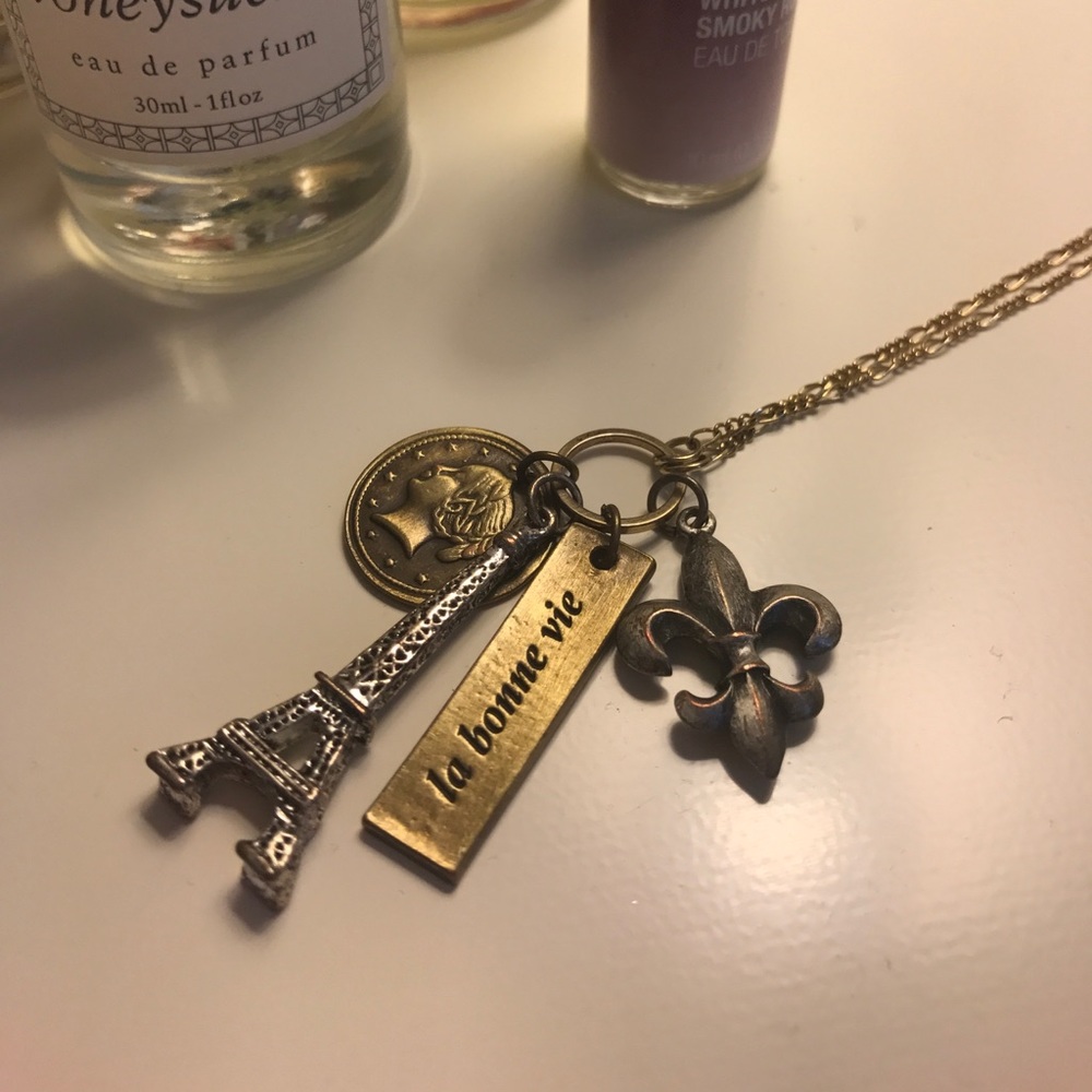 🇫🇷 Urban Outfitters charm necklace 🇫🇷