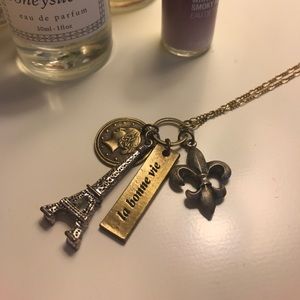 🇫🇷 Urban Outfitters charm necklace 🇫🇷