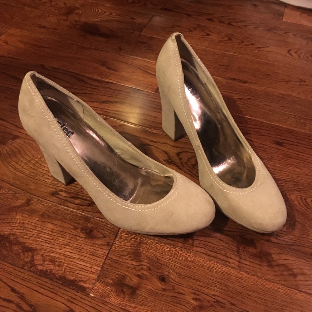 Unlisted tan chunk heels