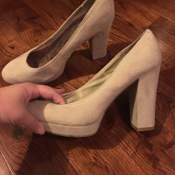 Unlisted tan chunk heels - Picture 3 of 8