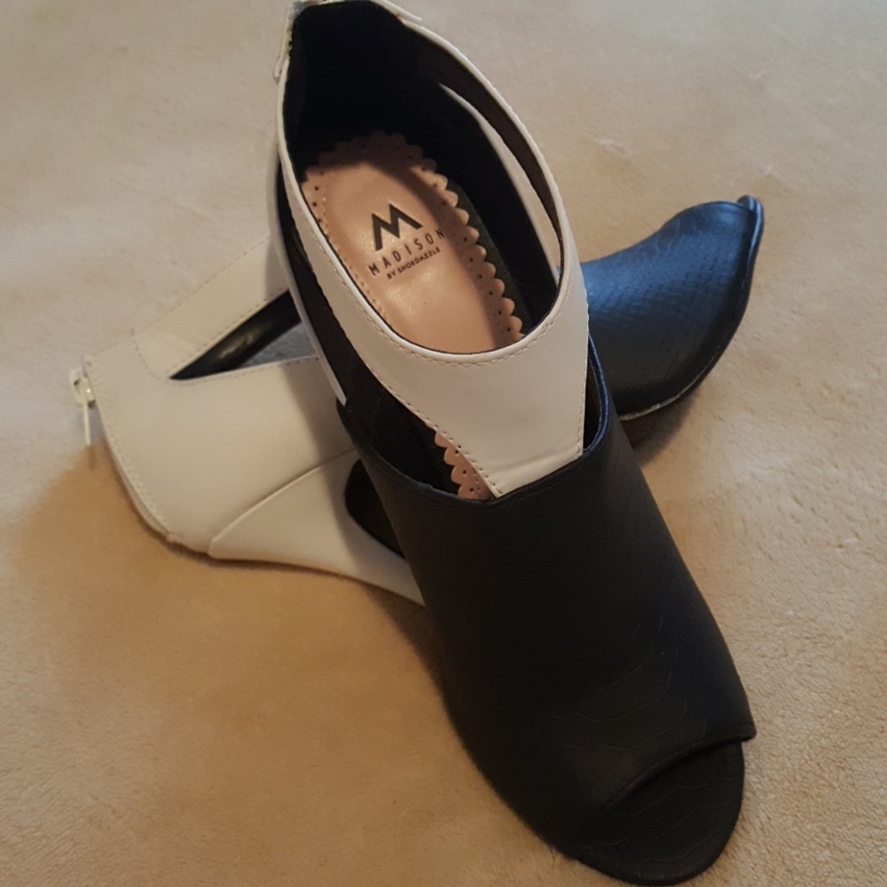 NWOT B&W BOOTIE from ShoeDazzle, size 8.5M