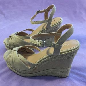 Like new, super cute wedges!