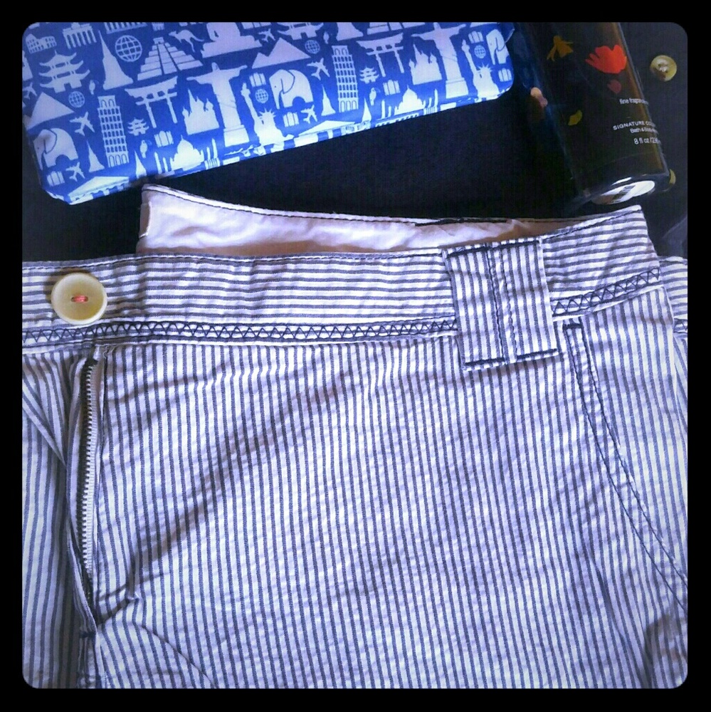 😎Sz 12 blue pinstripe shorts no tags never worn.
