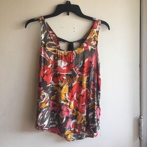 Floral summer top wit tie back detail